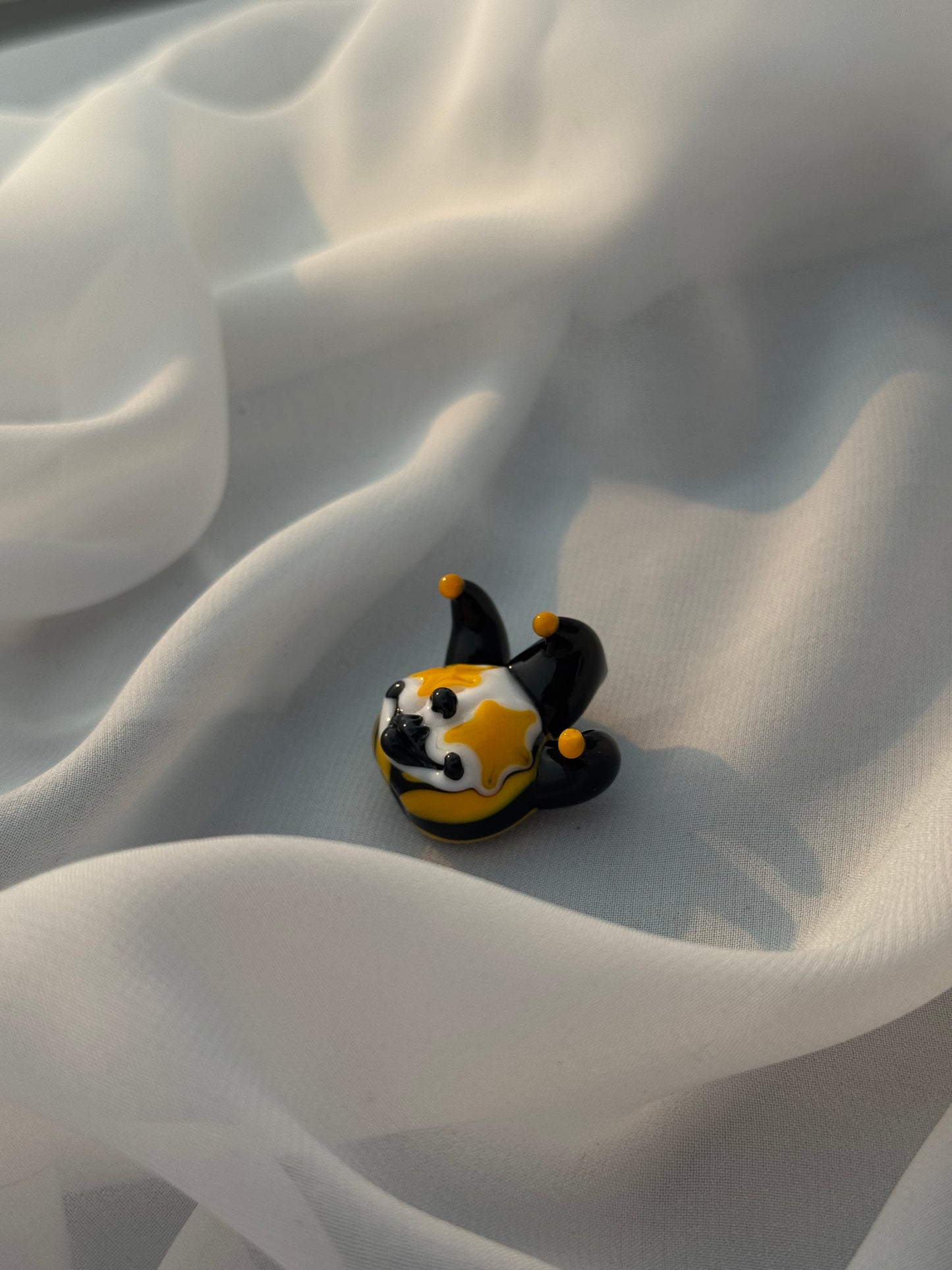 Il Buffone • Black and Yellow